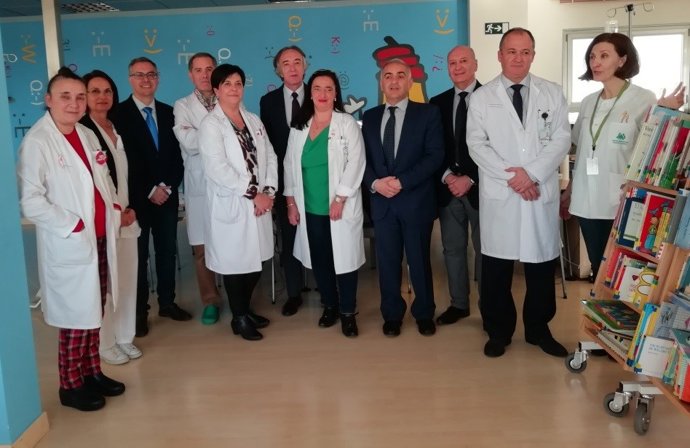 Imagen de la visita al aula hospitalaria del Hospital Materno-Infantil de Granada