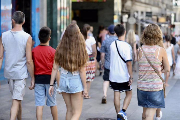 Imagen de recurso de un grupo de jóvenes por una calle de Madrid.