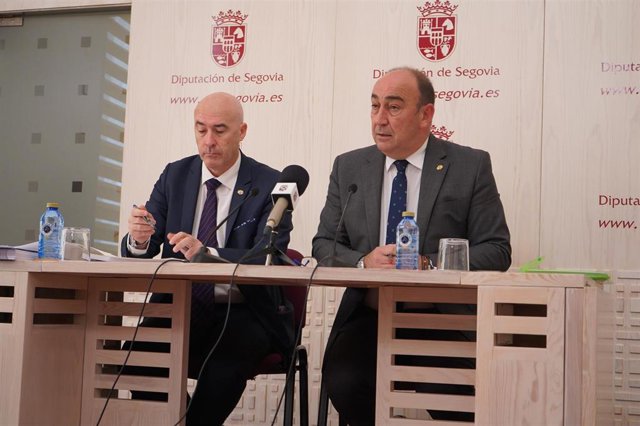 De izquierda a derecha, el diputado de Hacienda, Óscar Morán y el presidente de la Diputación Provincial, Miguel Ángel de Vicente, presentan las cuentas del presupuesto 2020.