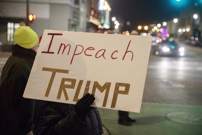 Un manifestante con una pancarta a favor del impeachment contra Trump 