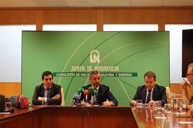 De izquierda a derecha, el director de Tributos, Financiación, Relaciones Financieras con las Corporaciones Locales y Juego, Manuel Vázquez; el consejero de Hacienda, Industria y Energía, Juan Bravo; y el secretario general de Hacienda, Ignacio Méndez.