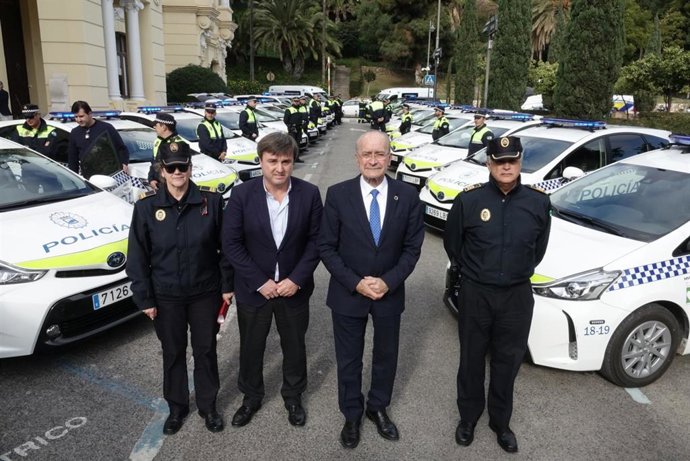 El alcalde de Málaga, Francisco de la Torre, acompañado del concejal de Seguridad, Avelino de Barrionuevo y el Superintendente Jefe del Cuerpo, José Fernando Cerezo, durante la presentación de nuevos vehículos policiales