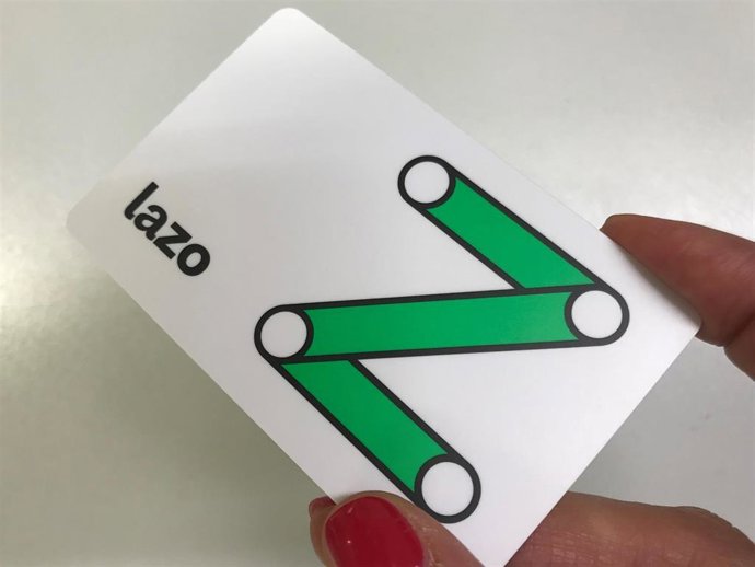 Una mano sujeta una Tarjeta Lazo