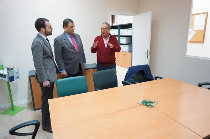 Herrador (izda.) visita las nuevas instalaciones del Servicio de Resolución de Conflictos Laborales de Andalucía