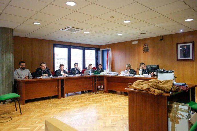 En el extremo izquierdo de la imagen César Adrio, acusado del asesinato de la joven ingeniera Ana Enjamio durante la última sesión del juicio n la Audiencia Provincial de Pontevedra con sede en Vigo, a 18 de diciembre de 2019.