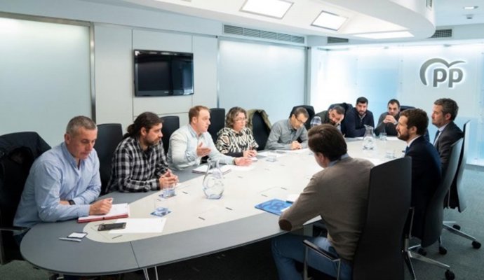 El presidente del PP, Pablo Casado, en su reunión este miércoles en la sede del PP con el comité de empresa de Alcoa de su planta de San Ciprián (Lugo)