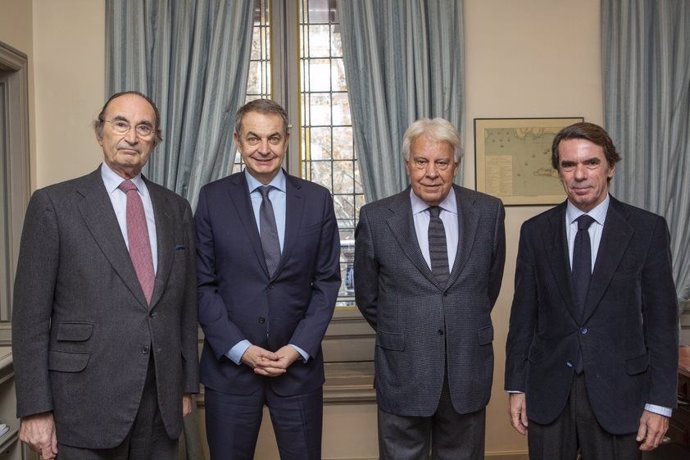 El presidente del Real Instituto Elcano, Emilio Lamo de Espinosa, con los expresidentes del Gobierno José Luis Rodríguez Zapatero, Felipe González y José María Aznar