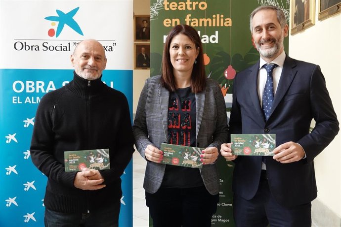 La concejal delegada de Cultura, Noelia Losada; el director de Acuario Teatro, Diego Guzmán; y el delegado de la Fundación Bancaria La Caixa en Andalucía y Melilla, Juan Carlos Barroso, presentan la actividad 'Teatro en Familia'.