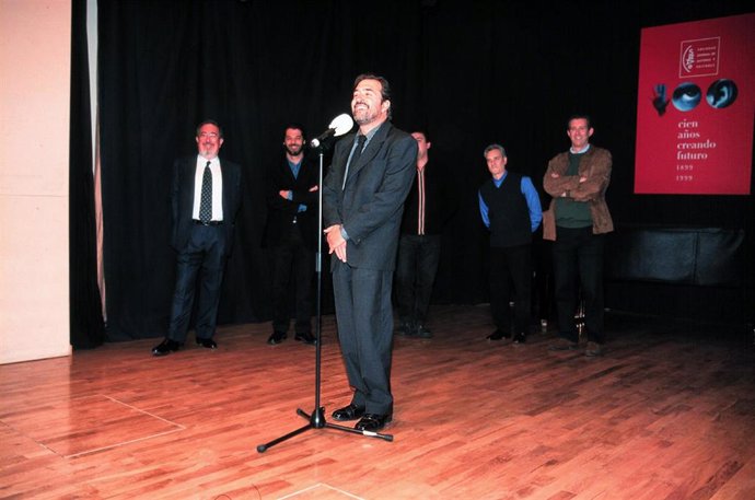 El cantautor vasco Patxi Andión durante una actuación en 1999, en la que presentaba su dico 'Nunca Nadie'