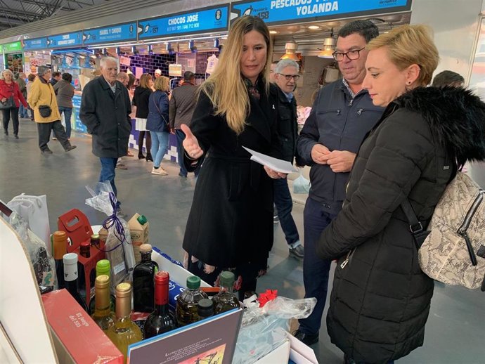 El Ayuntamiento de Huelva se suma a la campaña provincial 'Que sea de Huelva' desde el Mercado del Carmen.