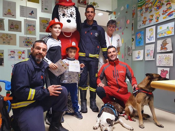 Bomberos visitan a niños ingresados en el Hospital Infanta Margarita de Cabra