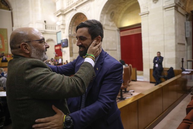 El portavoz parlamentario de Vox, Alejandro Hernández, saluda a Jacobo González-Robatto tras ser votado como senador de Vox en representación de la comunidad