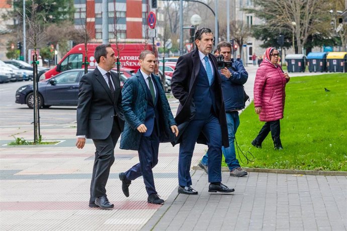(I-D) El fiscal Manuel Pedreira, el juez instructor del caso, Roberto Ramos y el fiscal jefe de Álava, Josu Izaguirre a su llegada al Palacio la Justicia de Vitoria
