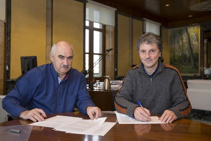 El vicepresidente José M Aierdi y el alcalde de Baztan, Joseba Otondo, durante la firma del convenio
