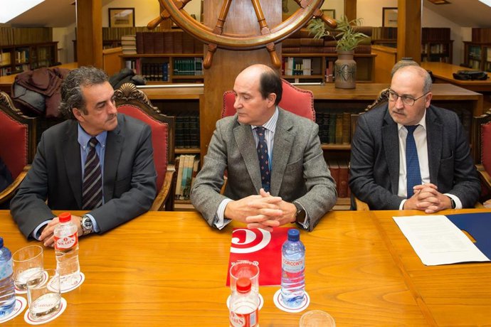 El consejero de Innovación, Industria, Transporte y Comercio, Francisco Martín (izquierda), el presidente de la Cámara de Comercio de Cantabria, Modesto Piñeiro, y Juan Carlos Ramos, de Sidenor