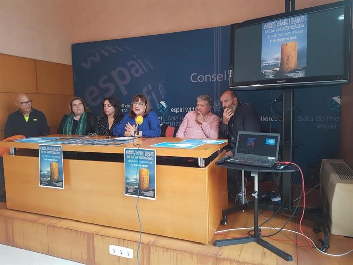 La vicepresidenta del Consell, Bel Busquets (cuarta por la izquierda), asiste a la presentación del encendido de torres de defensa por los Derechos Humanos.