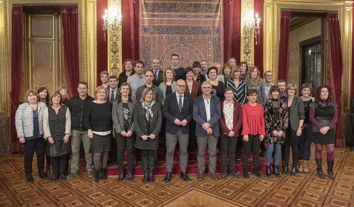 El consejero Carlos Gimenos con representantes de los 30 centros educativos que han recibido los sellos de calidad