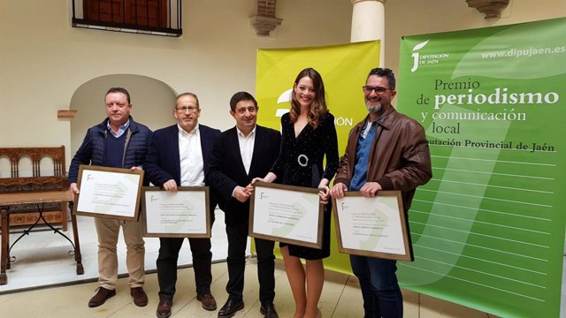 Francisco Reyes con los galadornados de los Premios de Periodismo y Comunicación Local 2019, que concede la Diputación de Jaén