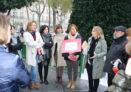 La concejal de Adelante Sevilla Eva Oliva con trabajadoras del CIAM