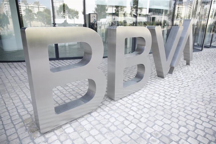 Nuevo logo del BBVA a las puertas de su sede en Madrid.