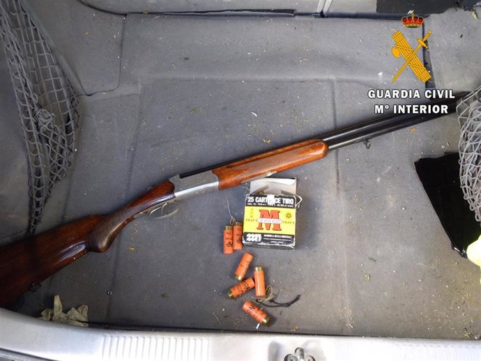 Escopeta y munición del detenido.