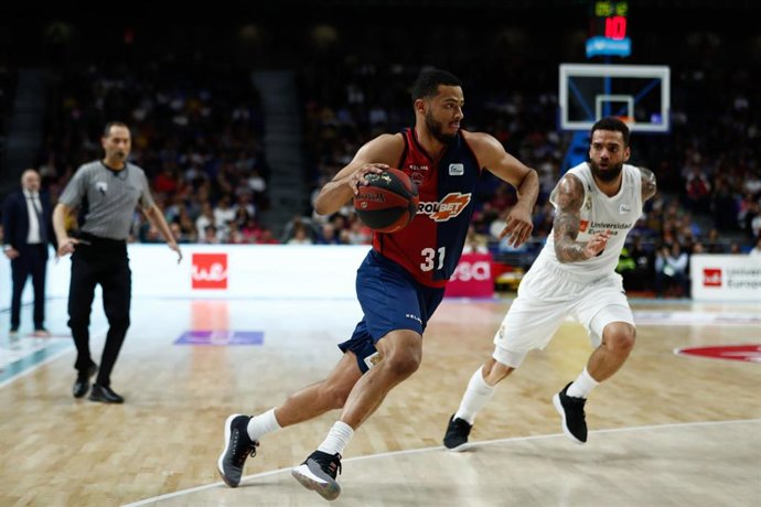 Shavon Shields intenta penetrar a canasta ante Jeffery Taylor en un Real Madrid-Baskonia