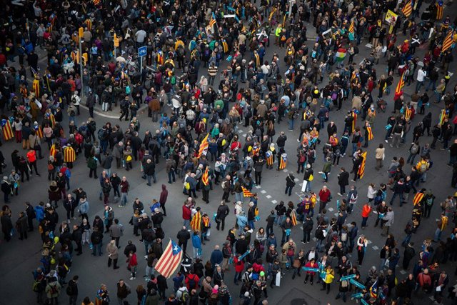 Manifestants al voltant del Camp Nou en la protesta de Tsunami Democràtic