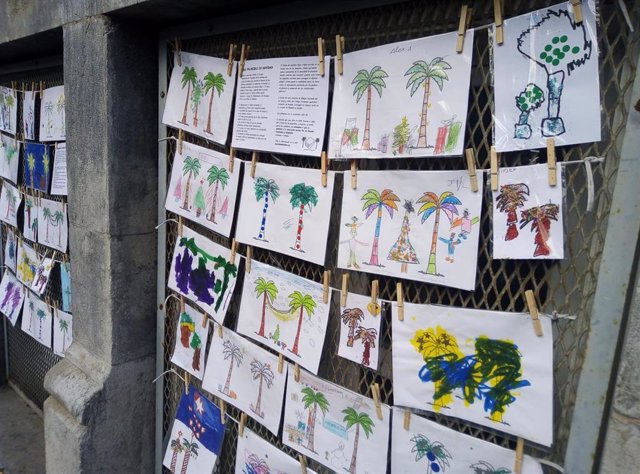 Alumnos del Colegio Cervantes elaboran la exposición "Dos palmeras en Navidad" contra el proyecto de derribar la BAM.