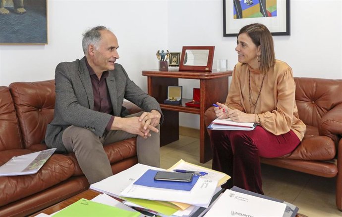 La consejera de Presidencia, Paula Fernández, recibe al alcalde de Soba, Julián Fuentecilla