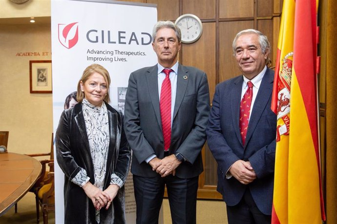 De izquierda a derecha: Isabel Luque, directora médica asociada de la unidad de VIH de Gilead; José Vicente Saz, Rector de la Universidad de Alcalá; y el Dr. José Alcamí, director de la cátedra de investigación RIS Gilead UAH.