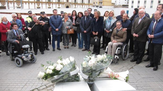 Acto de homenaje a las dos policías locales María de los Ángeles García y María Soledad Muñoz, asesinadas el día 18 de diciembre de 1996 en Córdoba, con la presencia del guarda jurado Manuel Castaño, herido en el suceso.