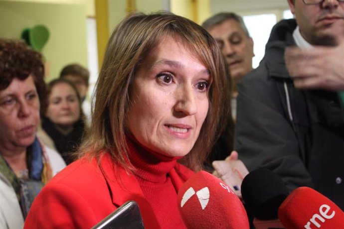 La consejera de Educación de la Junta de Castilla y León, Rocío Lucas, atiende a los medios de comunicación.