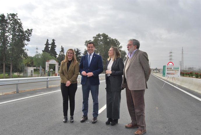 La alcaldesa de Alcalá, Ana Isabel Jiménez, junto al presidente de la Junta, Juanma Moreno