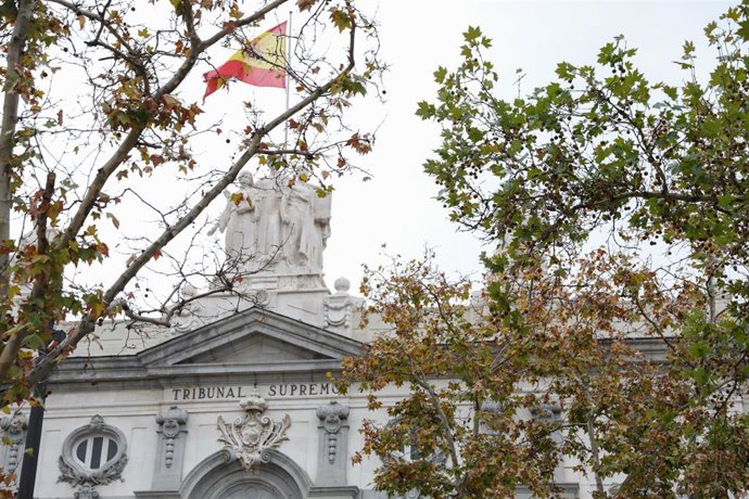 Bandera española en lo alto del edificio del Tribunal Supremo, en Madrid a 29 de noviembre de 2019.