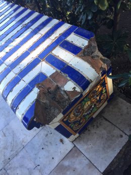 Uno de los bancos situados en la Alameda