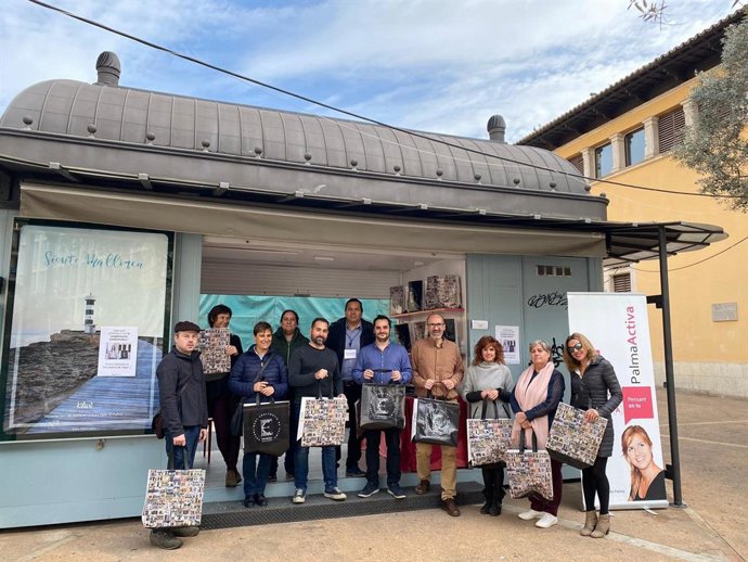 Personal tcnic de l'rea de Mercats de l'Ajuntament de Palma amb el coordinador de Promoció Econmica i Ocupació, Miquel Va capar, i el director general de Comer, Fabrizio Vaig donar Giacomo.