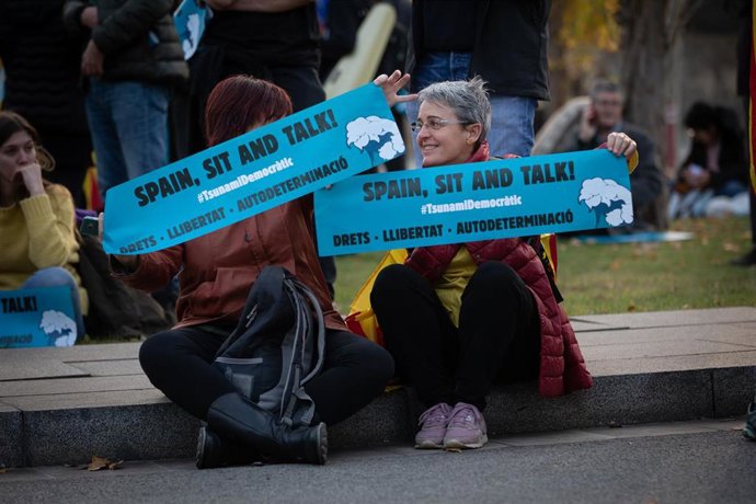 Dos mujeres sentadas en la protesta convocada por Tsunami Democratic con motivo del partido entre el FC Barcelona y Real Madrid, junto al estadio del Camp Nou, Barcelona /Catalunya (España), a 18 de diciembre de 2019.