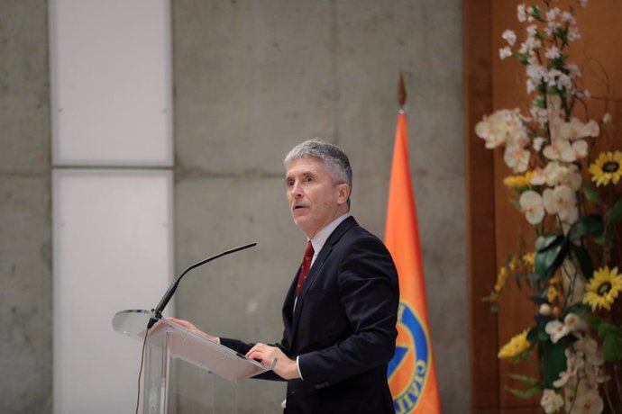 El ministre de 'Interior en funcions, Fernando Grande-Marlaska durant la seva intervenció en l'acte de lliurament de les Medalles al Mrit de Protecció Civil 2019 a l'Escola Nacional de Protecció Civil (ENPC), a Madrid (Espanya), 18 de desembre del 2019.