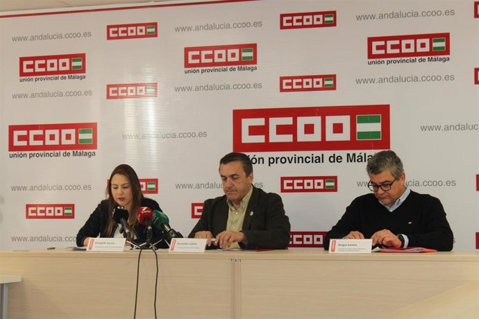 El secretario general de CCOO de Málaga, Fernando Cubillo;  la secretaria de Afiliación y Servicios de CCOO de Andalucía, Elisabeth García, y el responsable de Empleo y Nuevas Realidades Laborales de CCOO-A, Sergio Santos, en una foto de archivo.