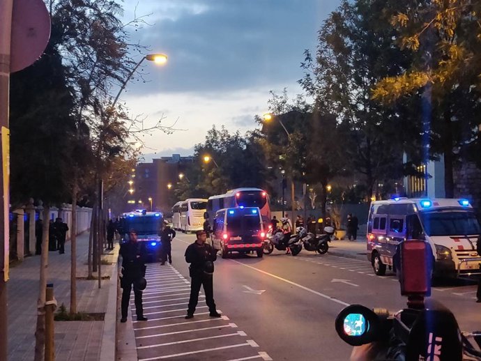 Fútbol.- Bara y Madrid llegan al Camp Nou sin incidentes y aislados de los mani