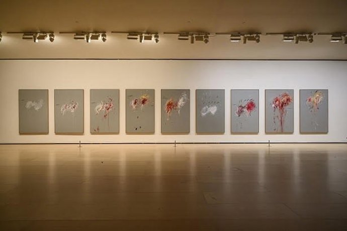 Vista de la instalación de la obra Nueve discursos sobre Cómodo de Cy Twombly en la galería 303 del Museo Guggenheim Bilbao con la iluminación LED en la parte derecha y halógena en la izquierda.