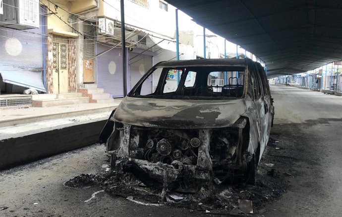 Coche dañado en una calle de Ras al Ain