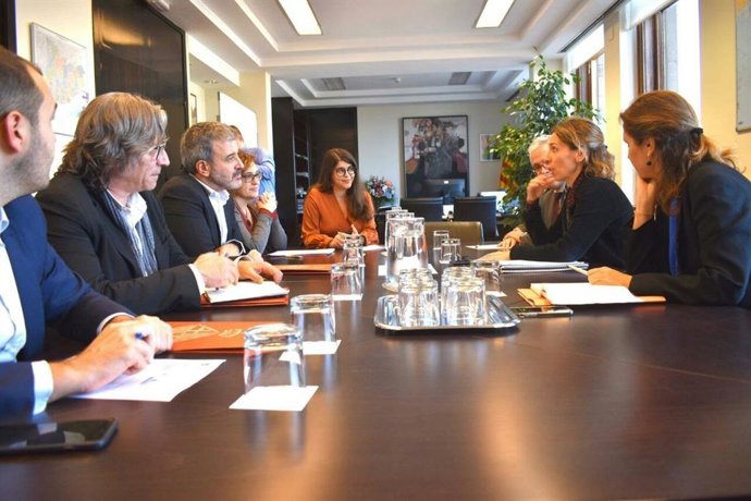 La consellera de Empresa y Conocimiento de la Generalitat, ngels Chacón, y el primer teniente de alcaldía de Barcelona, Jaume Collboni