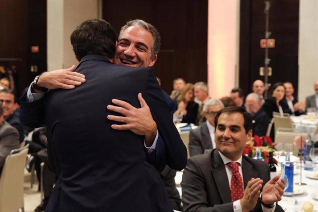 El consejero de la Presidencia, Elías Bendodo, abraza al vicepresidente y consejero de Turismo, Juan Marín, este miércoles en una conferencia del Grupo Joly.
