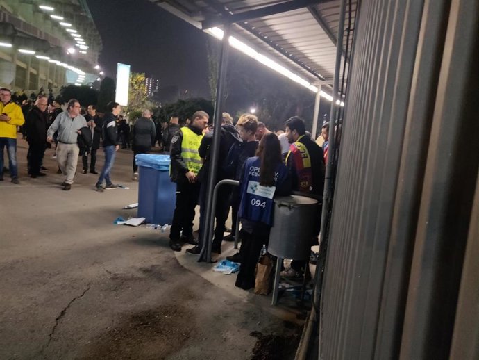 Los aficionados empiezan a acceder al Camp Nou entre fuertes medidas de seguridad.