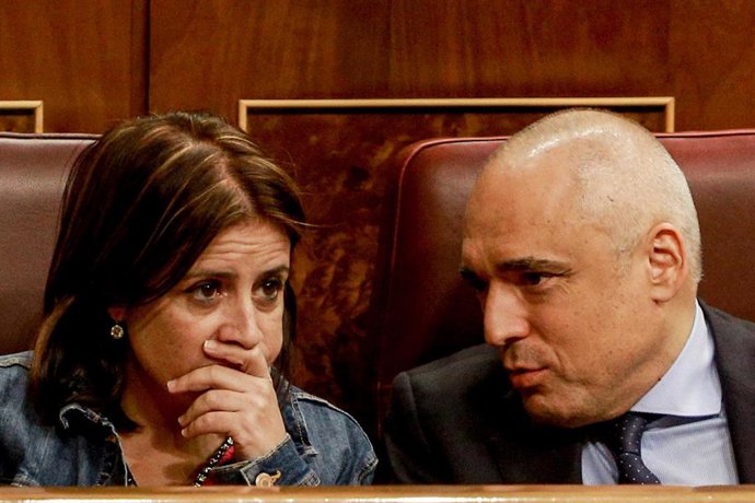 La portavoz parlamentaria del PSOE, Adriana Lastra y el portavoz del PSOE en el Congreso, Rafael Simancas, hablan en el hemiciclo