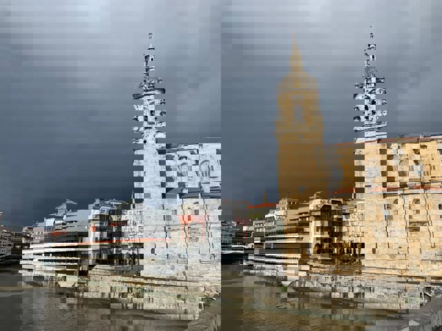 Imagen de la ría de Bilbao con cielo cubierto