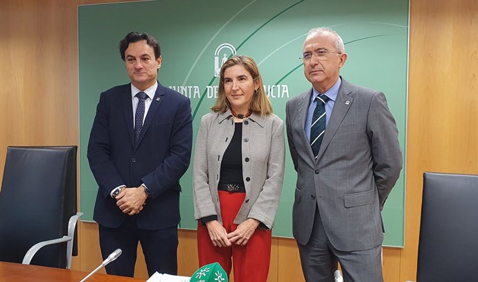 La consejera andaluza de Empleo, Rocío Blanco, junto al secretario general de Empleo, Agustín González, y el viceconsejero, Miguel Ángel García.