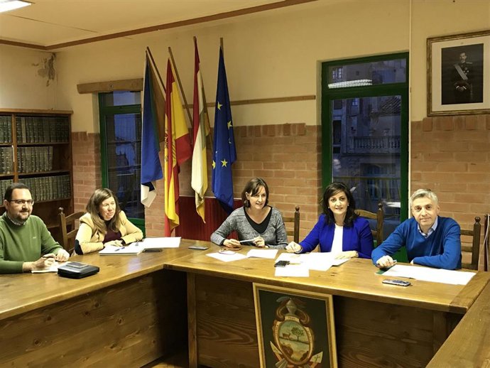 La presidenta del Gobierno Concha Andreu se reúne con la alcaldesa de Cervera. Estrella Santana