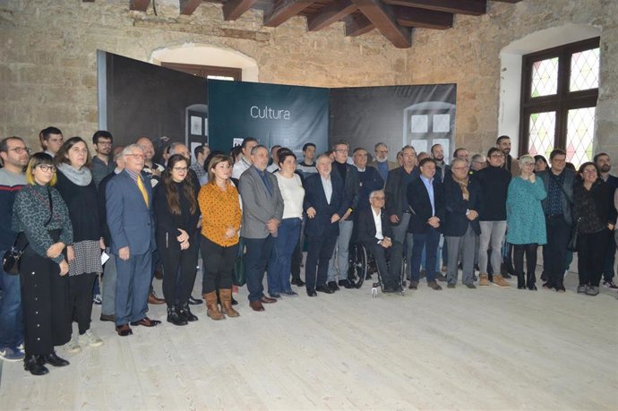 Diputados de la Diputación de Lleida y representantes de los medios de comunicación de la provincia